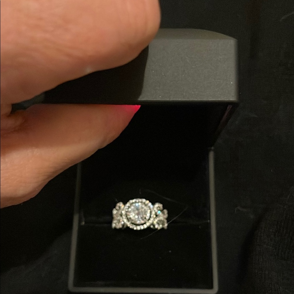 Elegant Silver Ring with Clear Stones